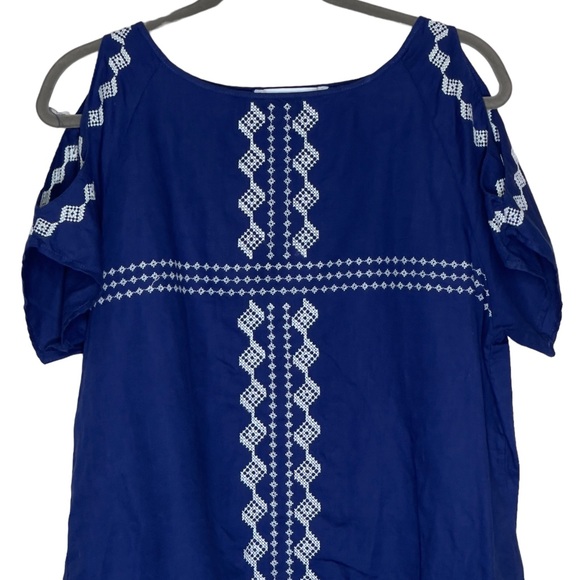 Cupcakes And Cashmere Pastoria Linen Blend Medium Cold Shoulder Embroidered Top - Picture 3 of 9